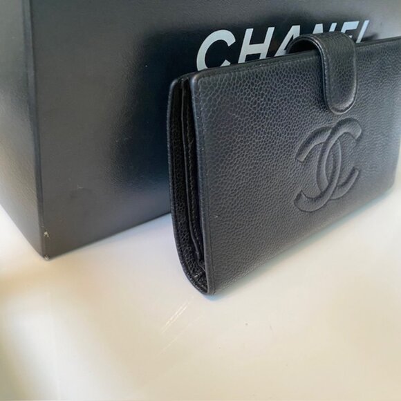CHANEL CC Logo Caviar Leather Wallet - Picture 8 of 9